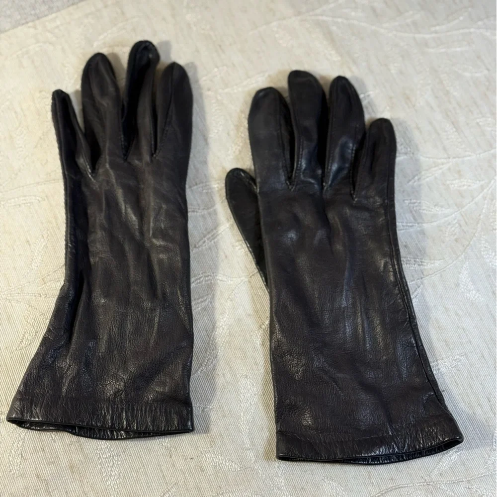 Nordstrom vintage women's soft Antron Nylon gloves‎ Black. 9 1/2” long. Size 7